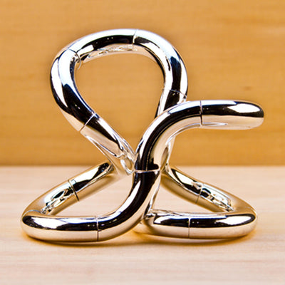 Tangle Original Chrome – rörlig skrivbordsskulptur i krom